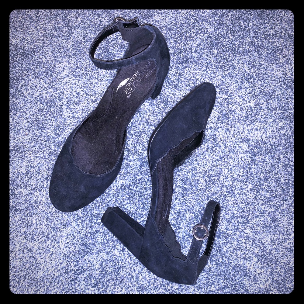Aerosoles heels with scallop edge and ankle strap